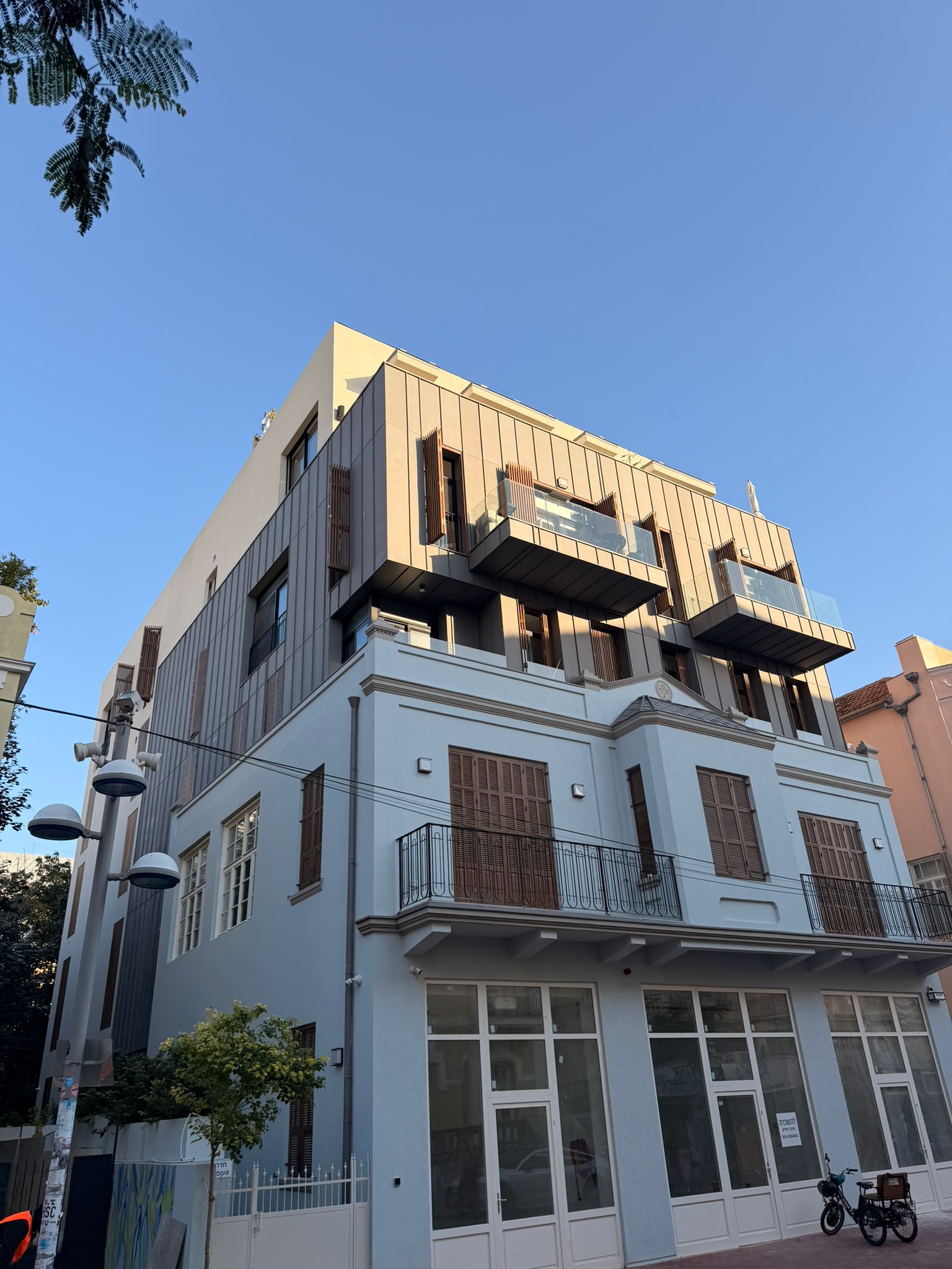 מבט פינתי על חזית מחופה אבץ