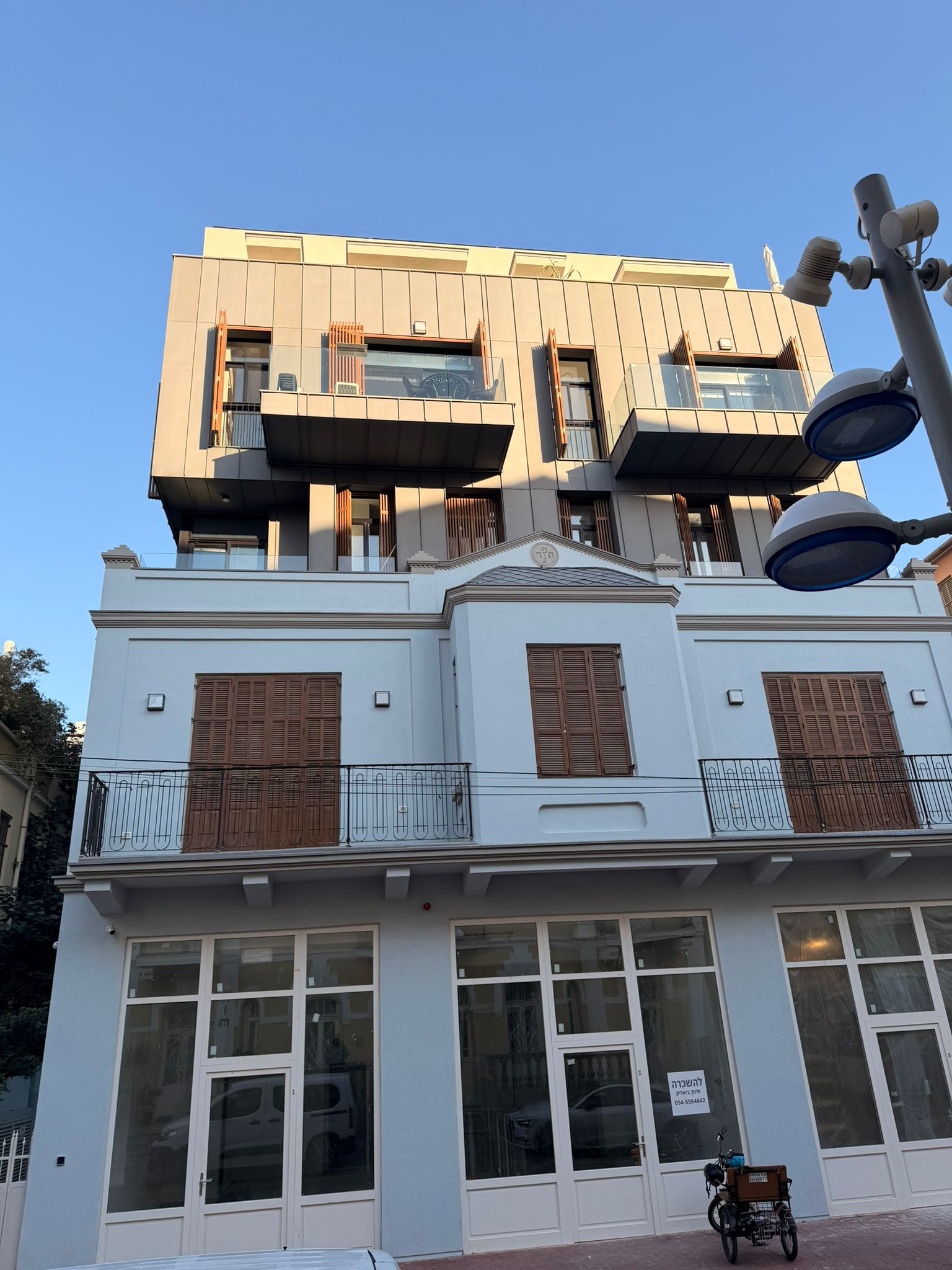בניין לשימור עם תוספת קומות מחופה אבץ